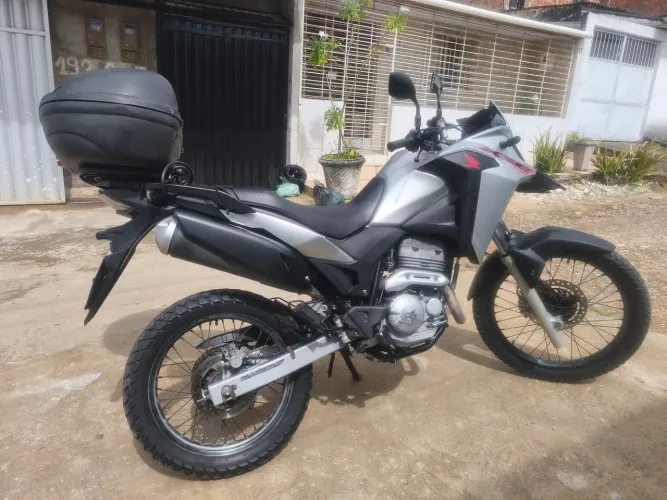 Vendo Moto XRE 300, ano 2020, em perfeito estado, único dono e com o IPVA pago. R$ 26.500.