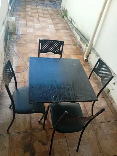 Mesa com 4 cadeiras