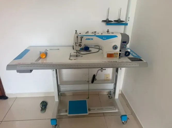 Máquina reta Jack e overloque jack E3 