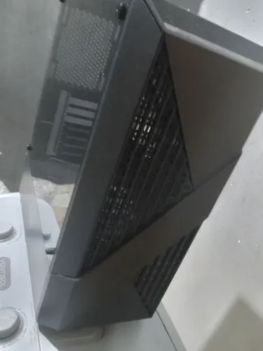 Vendo um pente de 16 GB ddr4 3200 e um gabinete acompanha 3 fan com iluminação 