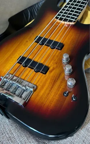 Baixo Fender Squier Deluxe 5 cordas - Circuito TB Tech