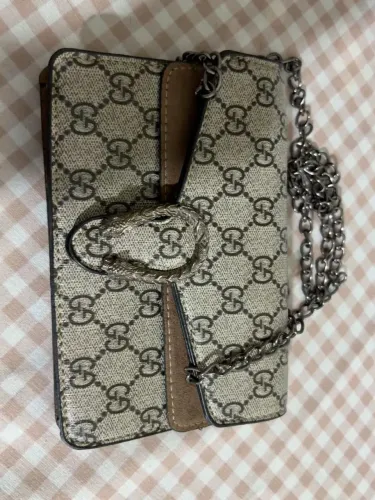 Bolsa mini com corrente da Gucci