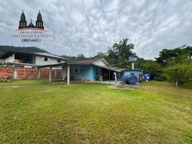 Casa Residencial Exclusiva em Antônio Carlos (SC) com 2 Quartos, Quintal e Água Individual