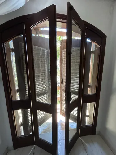 Porta veneziana de madeira e vidro