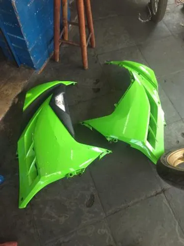 Par de asa ou aba do tanque da ninja 300