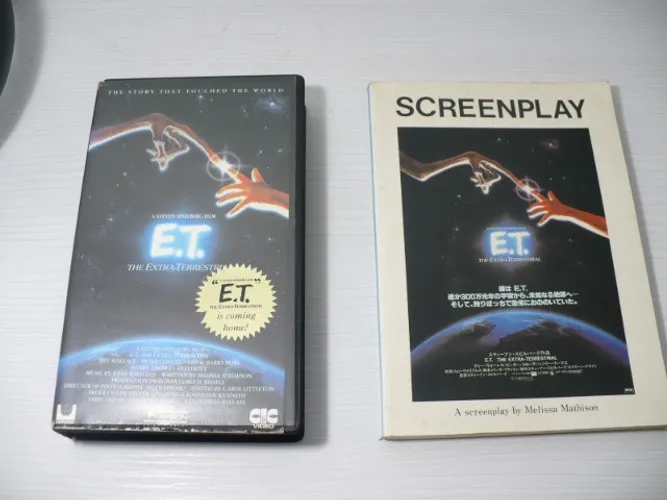 Para colecionadores - ET - O extraterrestre VHS (versão japonesa) e Livro com diálogos