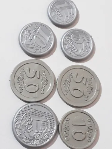 Lote com 9 moedas plásticas de brinquedo e 5 dados pequenos