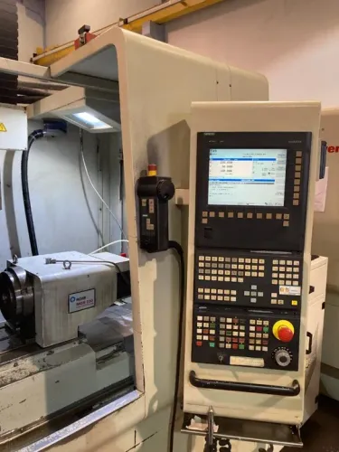 Centro de Usinagem Romi Discovery 560 com 4 eixo  Comando Siemens 