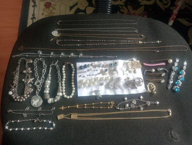 Anéis bijouterias com mais ou menos 2 centímetros de diâmetro