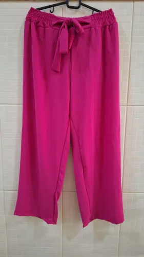 Calça rosa pantalona em crepe 