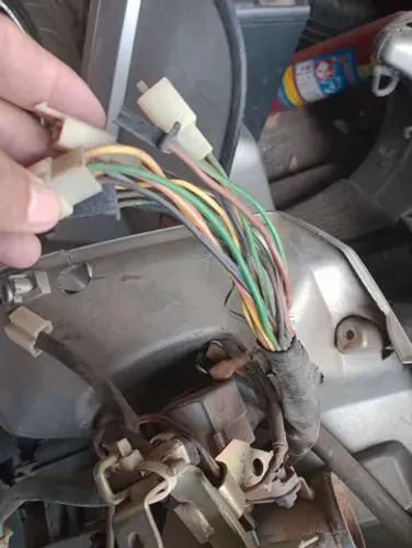 Yamaha neon retirar peça 