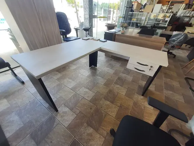Mesa de canto em L Nova