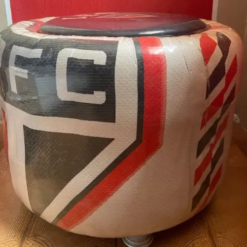 Puff Baú / Produzido de forma manual com pneu, revestido com material resistente.