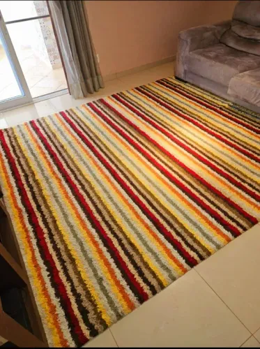 Lindo tapete listrado para trazer requinte e beleza para a sua sala. Aproveite agora!