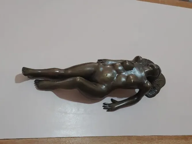 Escultura feminina mulher em bronze: "Veronica"