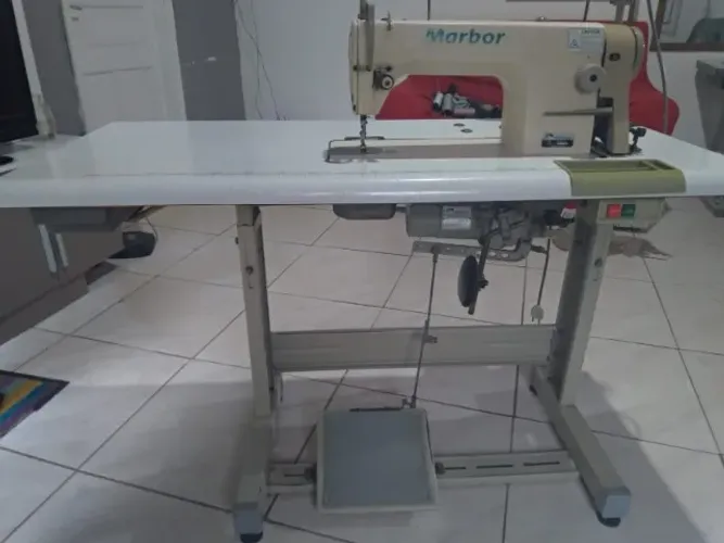 Máquina de costura reta industrial com as peças todas originais.