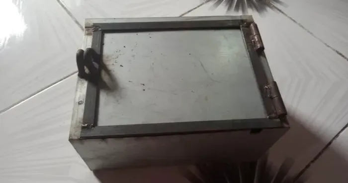 Caixa de ferro com porta cadeado 