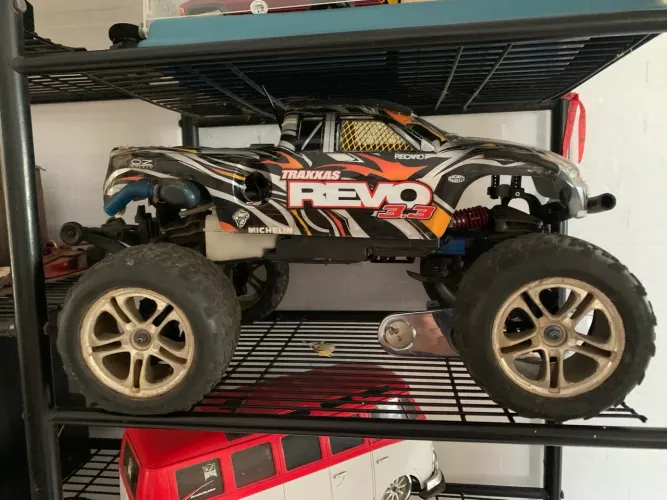 Carro de corrida de controle remoto - Traxxas e Revo motor 3.3 - Seminovo