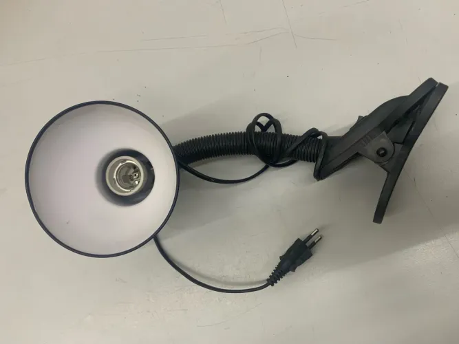 Luminária Mesa Garra Presilha Bivolt Com a 1 Lâmpada de led 