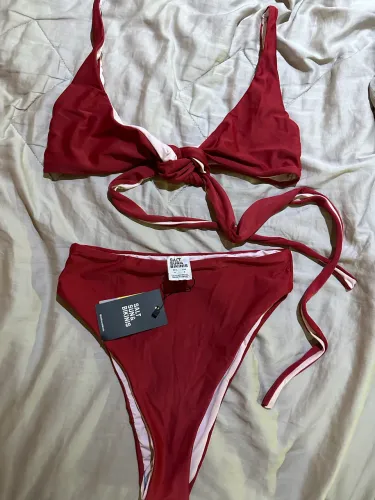 Biquíni vermelho vinho