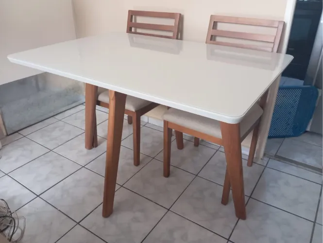 Mesa de Jantar Moderna e Elegante madeira