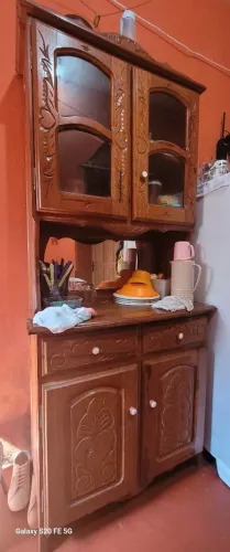 Armário de madeira com detalhes entalhados