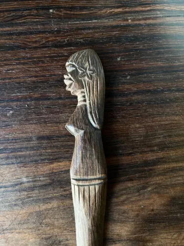 Antigo abridor de carta esculpido em madeira nobre. 