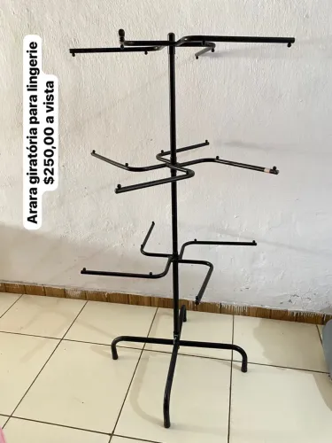 Arara giratória para lingerie