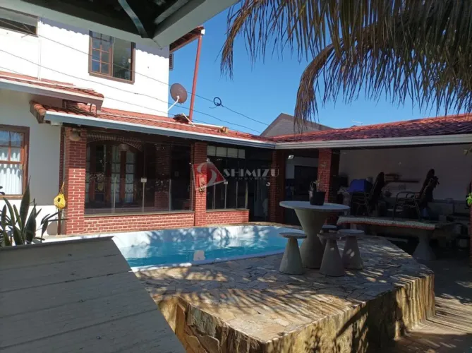 CASA EM ESTILO COLONIAL c janelas/portas madeira maciça