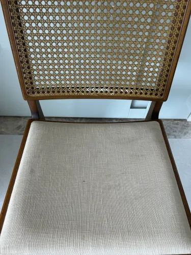 Conjunto de cadeiras de palha com madeira e assento estofado 