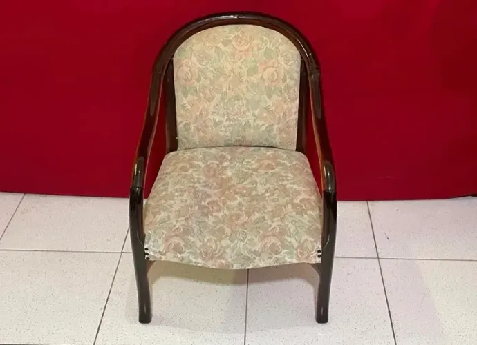 Cadeira Antiga de Madeira com Estofado