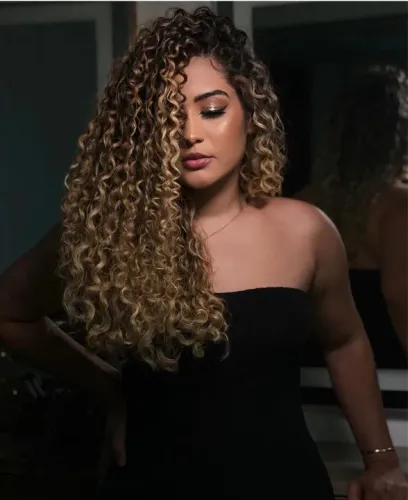 Máquiadora profissional e colorista, atendimento personalizado domiciliar