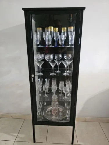 Cristaleira de vidro para coleção de copos