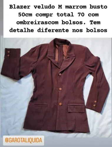 Blazer veludo marrom com ombreiras e bolsos