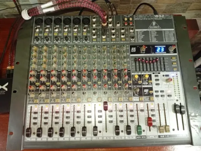 MESA DE SOM BEHRINGER XENYX 18X3X2 FX 