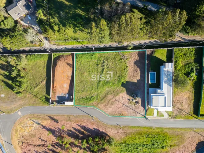 Terreno à venda no Condomínio Campos do Jordão, próximo a Escola Internacional