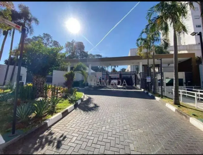 Apartamento com varanda gourmet, com churrasqueira a carvão.