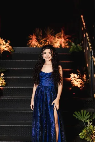 Vestido Azul de Festa com Detalhes Brilhantes
