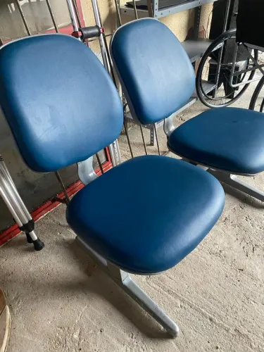 duas cadeiras longarina com estofado