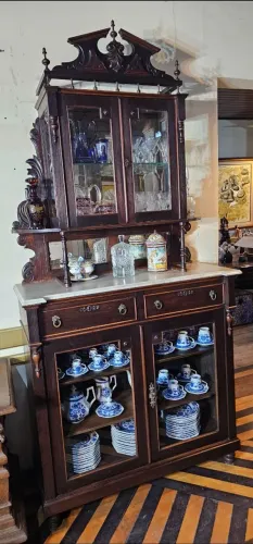Móveis antigos, cristaleira louceiro antigo, antiguidades