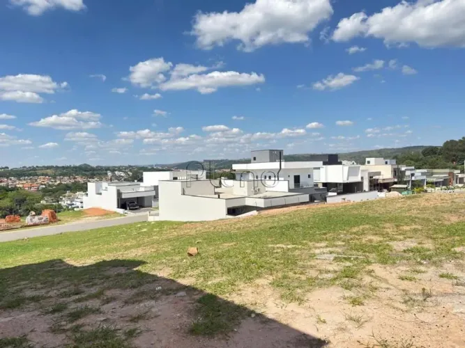 Terreno à Venda no Condomínio Colline Di Parma em Valinhos, no bairro Vila Capuava.