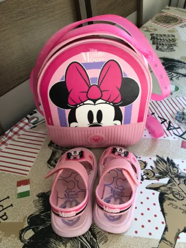 Sandália da Minnie com mochila 