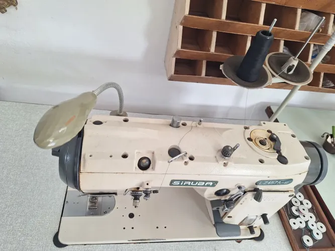 Máquina de costura industrial Siruba