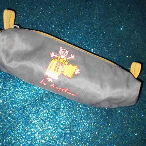 Angélica Estojo Escolar It's by Angélica