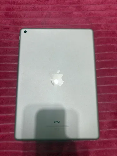 Apple iPad 5ª Geração, 32 GB, com capa teclado