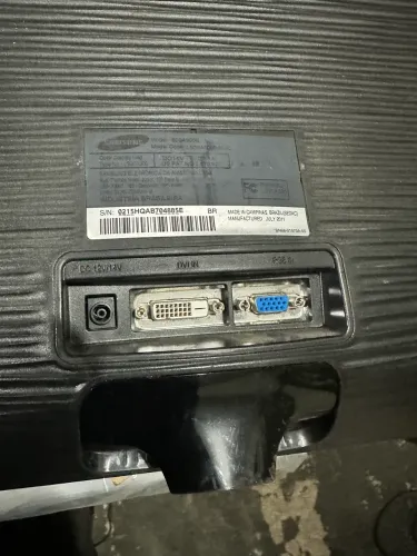 Monitor Samsung com defeito na tela quebrada mod S20A300B não tenho fonte