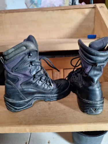 Bota cuturno de couro