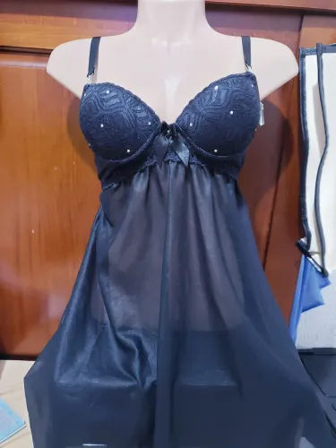 Camisola de renda preta com bojo