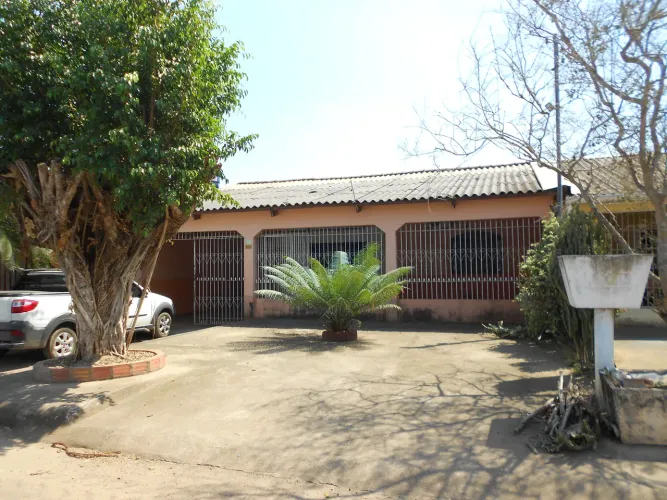 AMPLA CASA COM 05 QUARTOS.