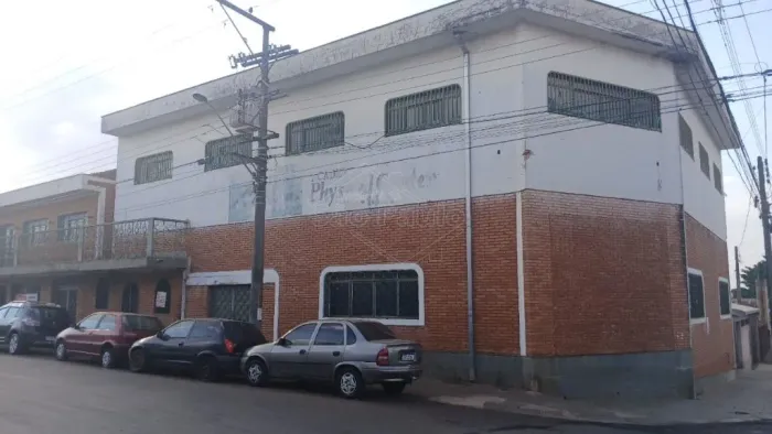 Imóvel residencial e comercial de esquina, em Américo Brasiliense. Ótima localização.